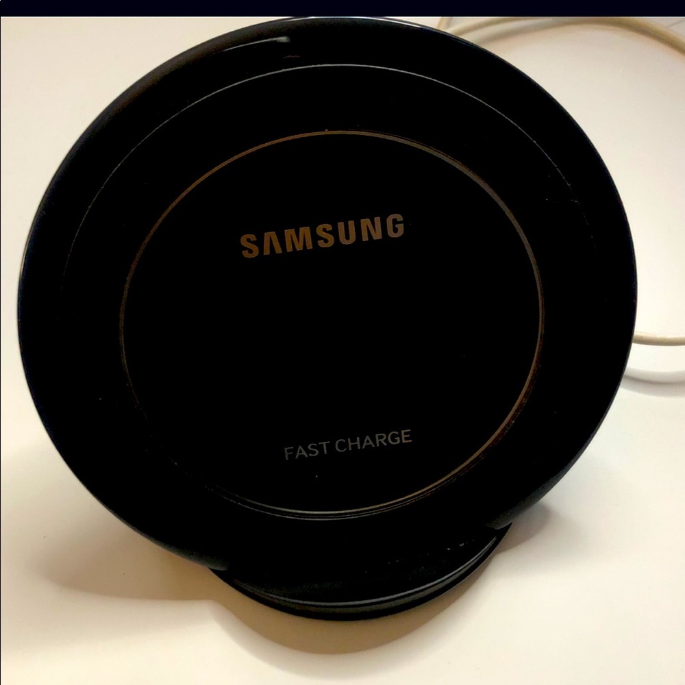 SOLD!! SAMSUNG WIRELESS CHARGER
